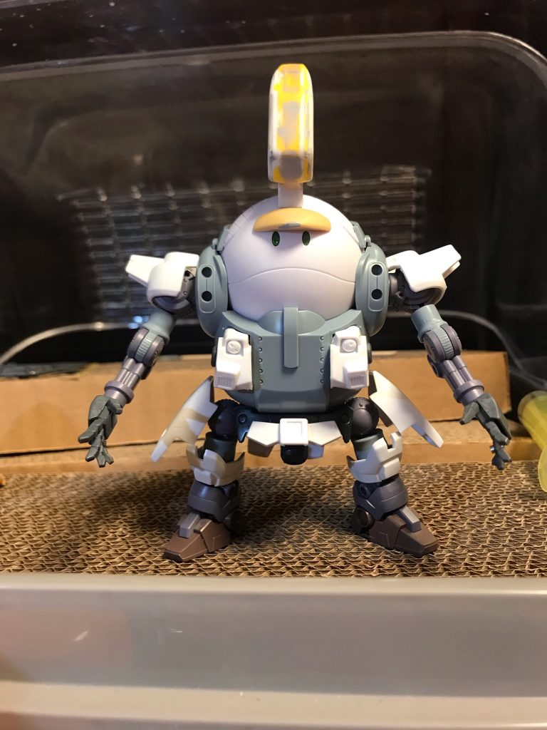 ## トールギスらしく盛っては削ってを繰り返したトサカとツバ。リーオーのパーツやトールギスのパーツを追加。肩と腰周りはポロリを想定しネオジム磁石で可動と立て直しが効くよう接続しています。ここでやっとエレガントに近付きます。