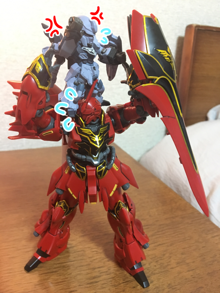 スタ:降ろせ!  今すぐ降ろせ!  落ちたらどうしてくれる!
シナ:待て、暴れるな!  暴れる方が危ないって、スタ兄!