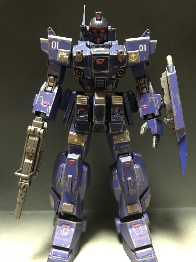 下の写真と比べると分かると思いますが素組でもカッコいいのですがあまりにあっさりしすぎなので肩、スカート、太もも、脚にビルダーズパーツの追加装甲を施しております^_^