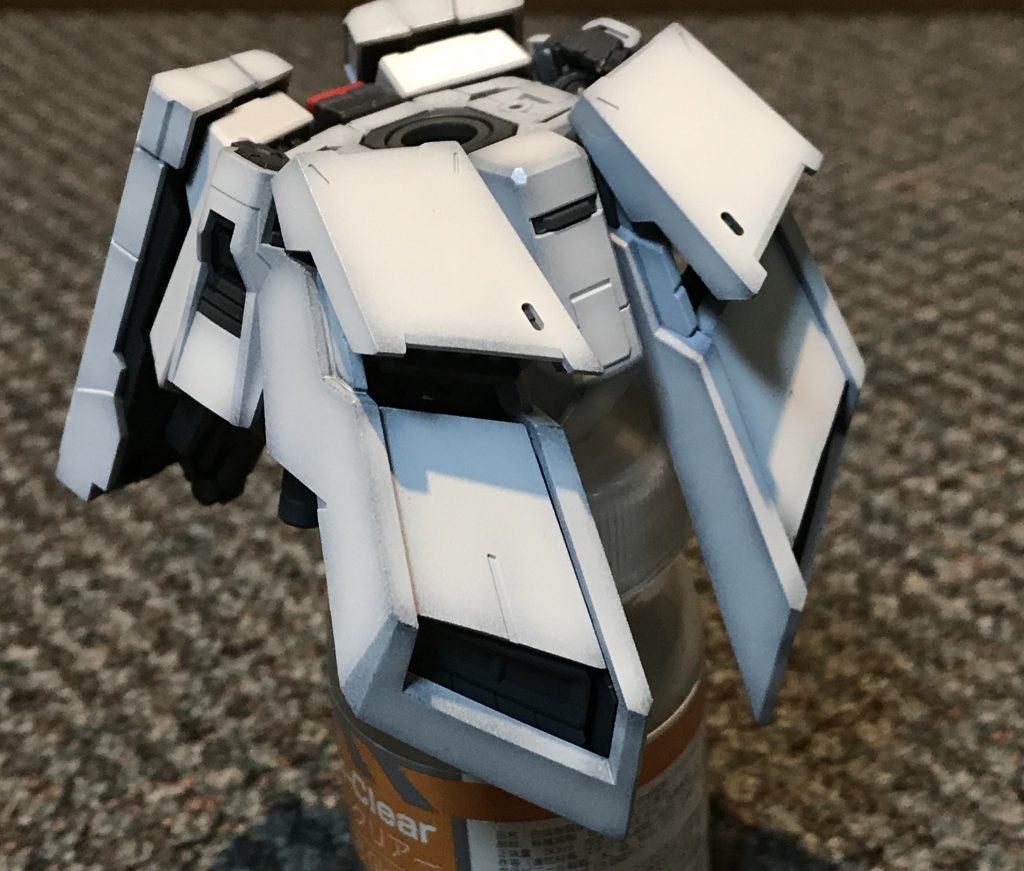 MGでは再現されていないリアアーマーを、Hi-νパーツを使用して、下側のバーニアカバーをカットし本体とディテールが合うようにしました。