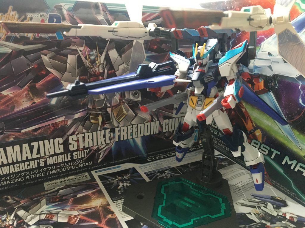 また、サテライトキャノンのグレーの部分を赤と混ざるように赤のガンプラペンでも塗装しました。
フルブラストモードについては、サテライトキャノン、レール砲、ビームライフル、ビームキャノン、ヴレイブドラグーンになっております。