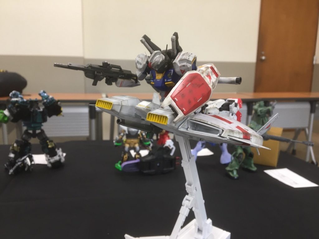 ついでにHGUCのベースジャバーを塗装してトリコロールに塗り替えました。
Z時代は二人乗りのベースジャバーだった気がしますが、それはアムロ専用ということで…
というかユニコーンver.のベースジャバーしか手に入らず、Ζ時代のベースジャバーとは尾翼が違ったり