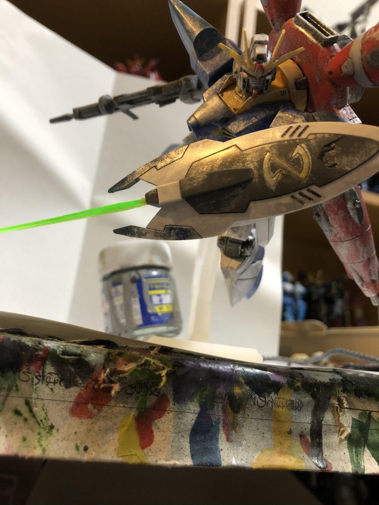 後ろのサフは重石ですw
サーベルエフェクトはDXのやつにマスキングテープ巻いてつけられるようにしてます。