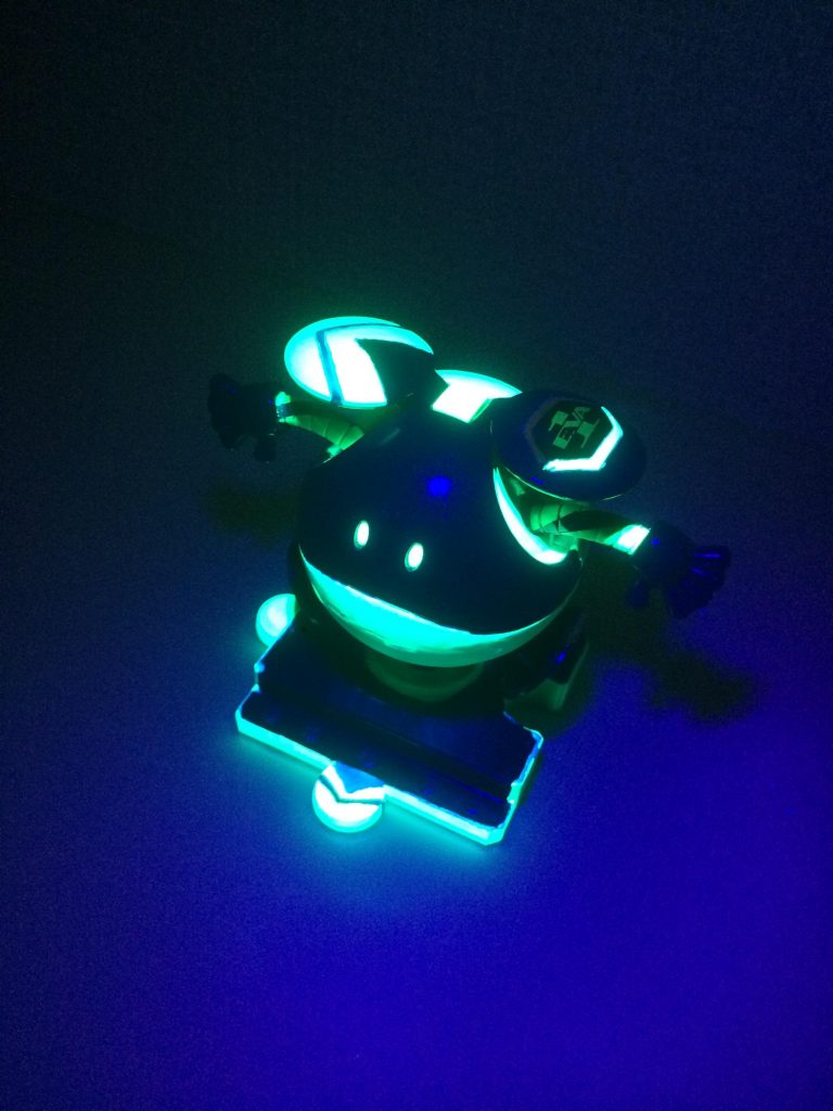 別の角度から。腕の付け根部分も緑色に塗ってあるので、そこも綺麗に光ります。