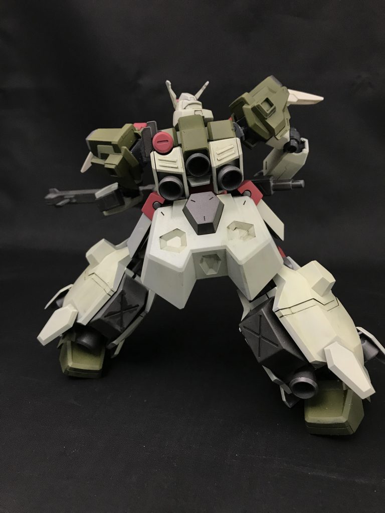 同背面。自重のみで同装備最大出力の反動に耐えることができる安定性を誇る。