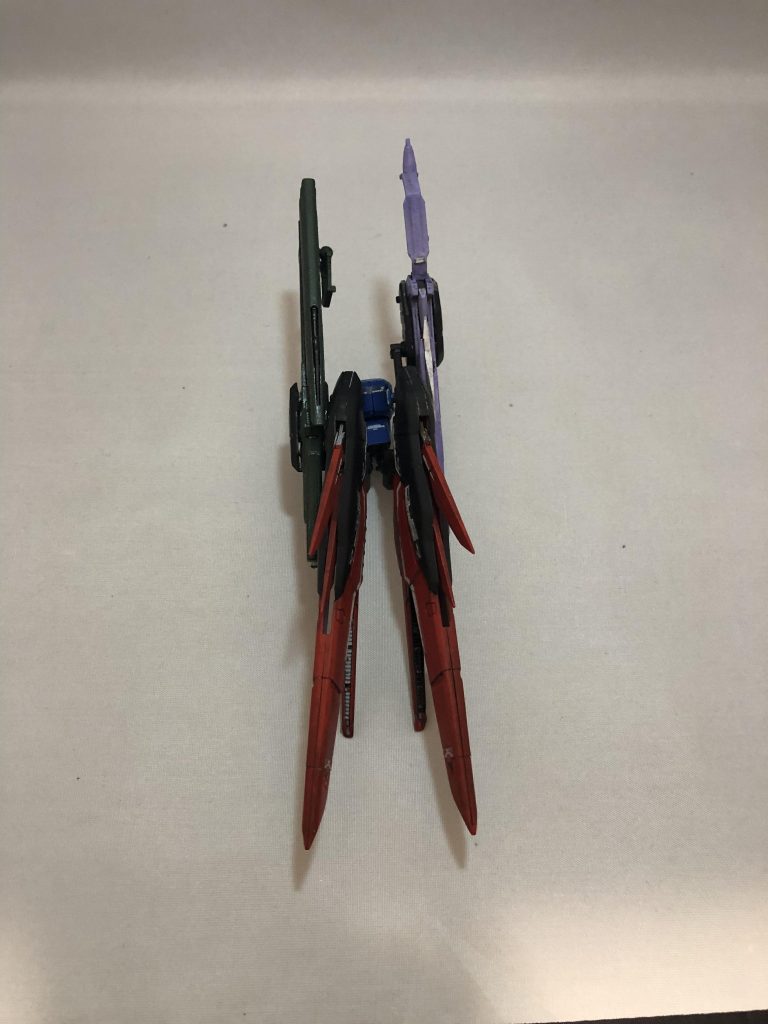 大きく見栄えが変わるようにいじったバックパックです。取り外しや部品交換ナシで、開いたり閉じたりできます。これが一番再現したかったというか、立体にしたかったギミックですね。