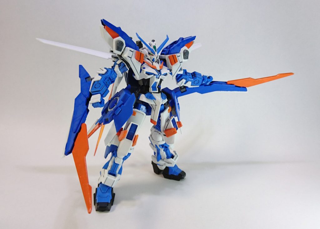 タクティカルアームズD ソードアーム
バックパックに装備しているブレードを両腕に装備した格闘形態。
両腕に質量物を装着するため、重量移動による変則機動も可能。
ブルーフレームセカンドリバイで登場した形態をやってみました。
腕の3mm穴とブレード部分をジョイントでつないでいるシンプルさが魅力。