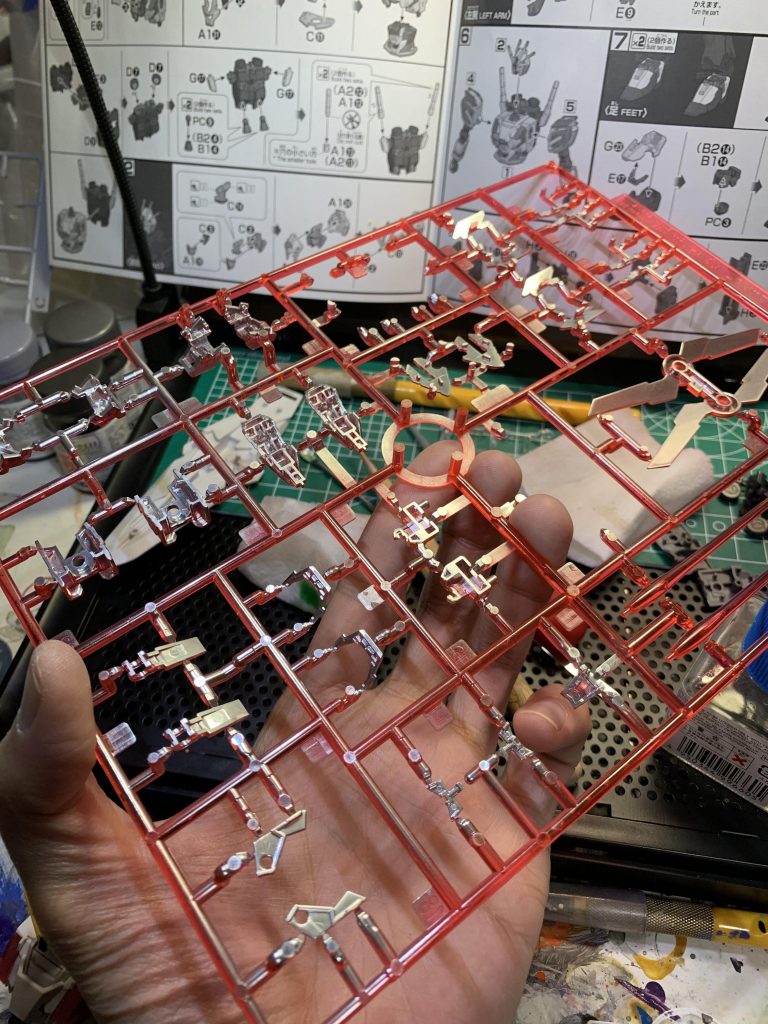 昨年末のV2から導入した“クリアパーツ裏面メタリック塗装”でサイコフレームに説得力アップを
今回の裏打ちはメッキシルバー(クレオス)
色のトーンが落ちますが、照明の光の反射で輝けば十分綺麗です
気になった方は是非その辺のクリア端材で試してみてください