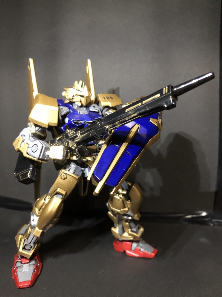 専用の武器として、アストレイのビームライフルと百式のクレイバズーカを切って貼って。ロングライフルぽい見た目に。