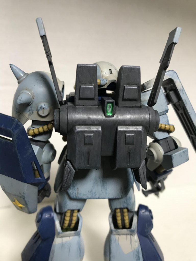 バックパックのこの凹みはセンサーで合ってるのでしょうか？ 後ろに色が少ないので、目立つようにクリアグリーンで塗りました。