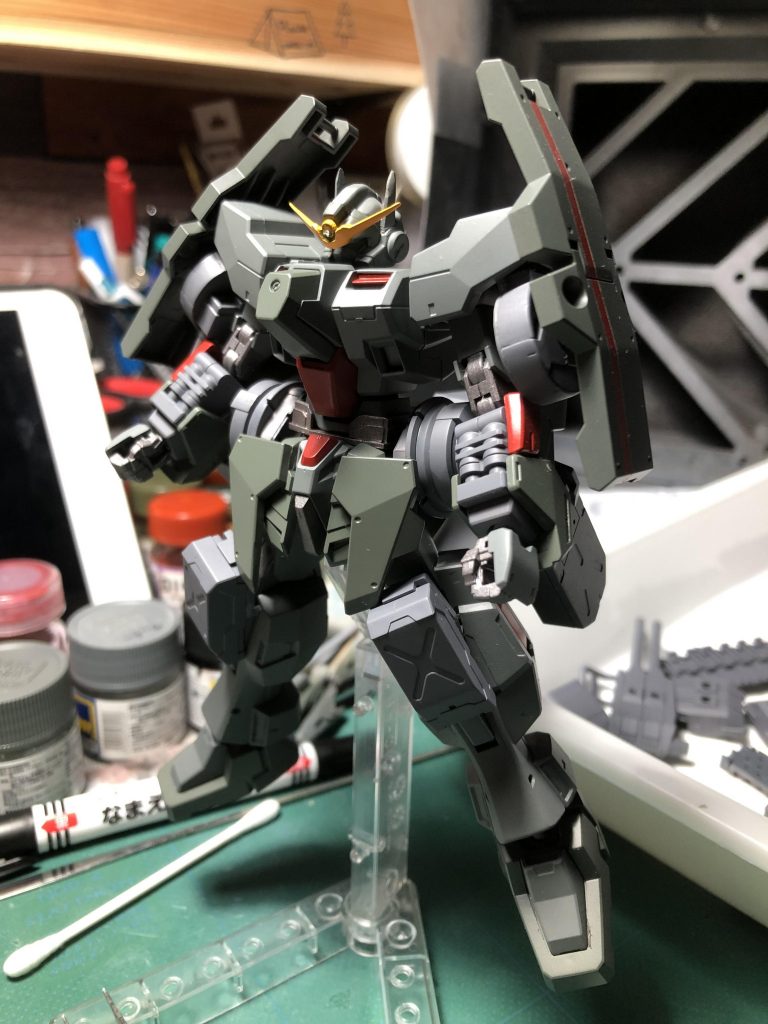 カラーリングの没案です
素体の色に元々『軍艦色2』と言う色を使用していたのですが全体的に近似色過ぎて
色のメリハリが無かったので塗装し直して本来のバスターに近い色合いに戻しました
( ̄∀ ̄)