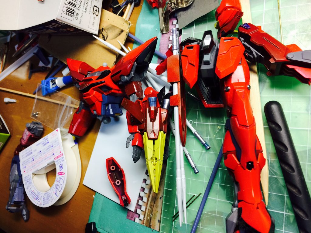 なんやかんやで塗装。赤色は2色で塗り分け。メタパも使ってみました。