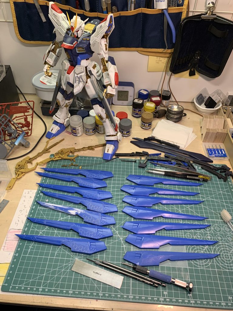 本体と並行して翼周りも筋彫り追加。