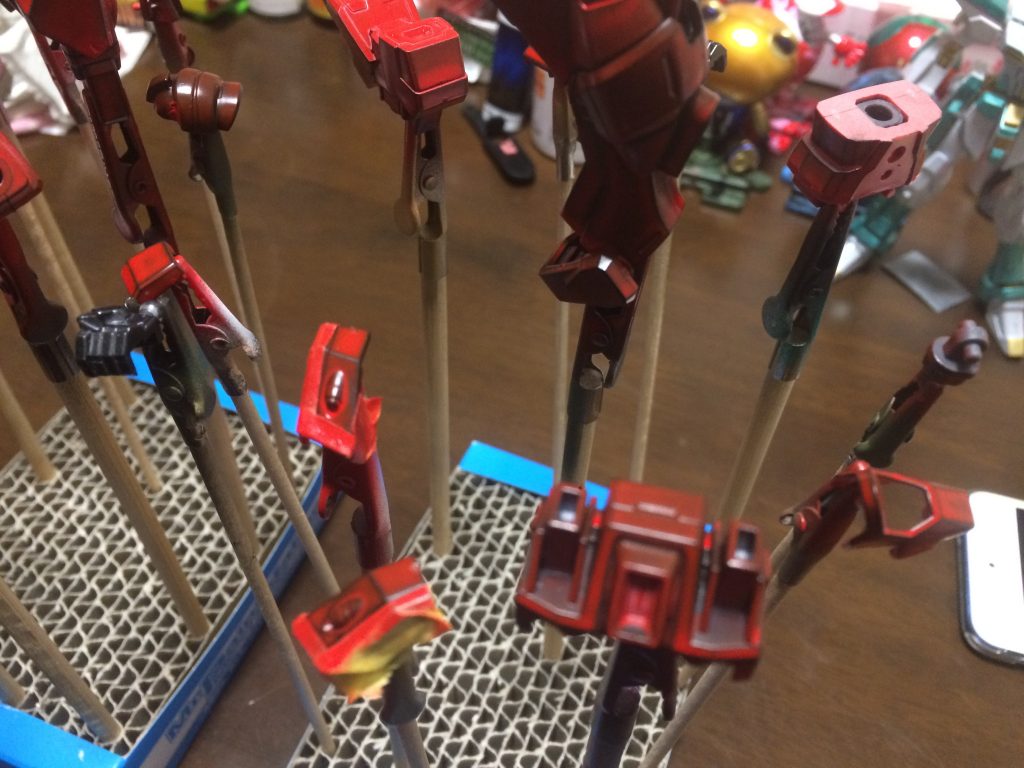 黒を残すところと筆塗りで金を塗るところをマスキングして、缶スプレーで赤くしました。
途中で無くなって買い足しました(*´-`)

胸の黒い部分はサフの上にメタリックブラックを吹いてます。