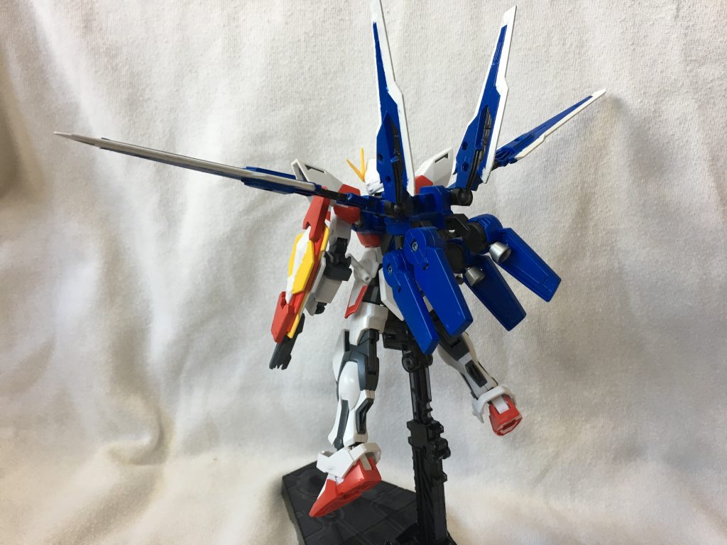 リアビュー

ビルドブースターのような自律変形機構はないがハードポイントが多数設けられており、追加装備を搭載させやすくなっている