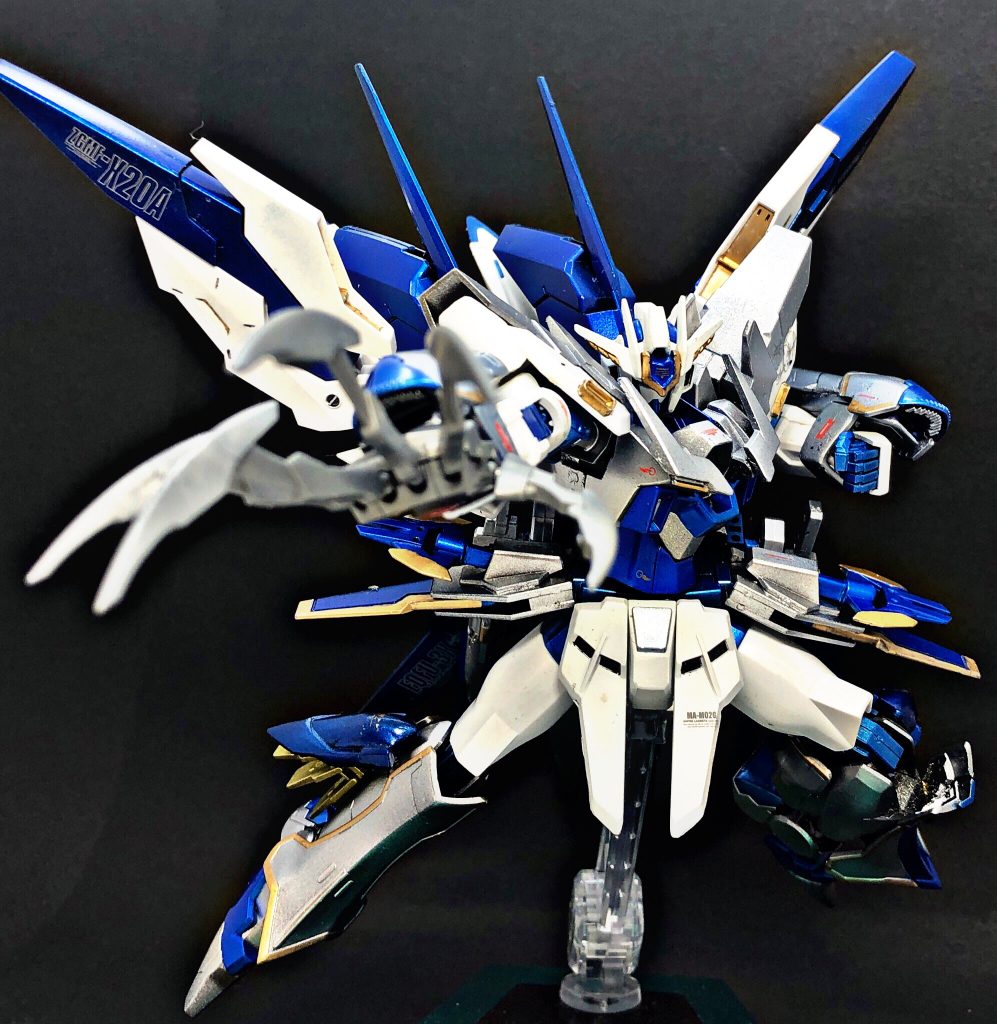 アガートラーム
機体の出力を解放する事で右腕を可変させて機体の名の通りの『銀腕』へと変える
この状態で手から膨大な粒子を放出する、相手を掴み流し込む等に使用できる
なお、この状態を維持するのに膨大なエネルギーが必要な為、300秒以内のみ使用可能