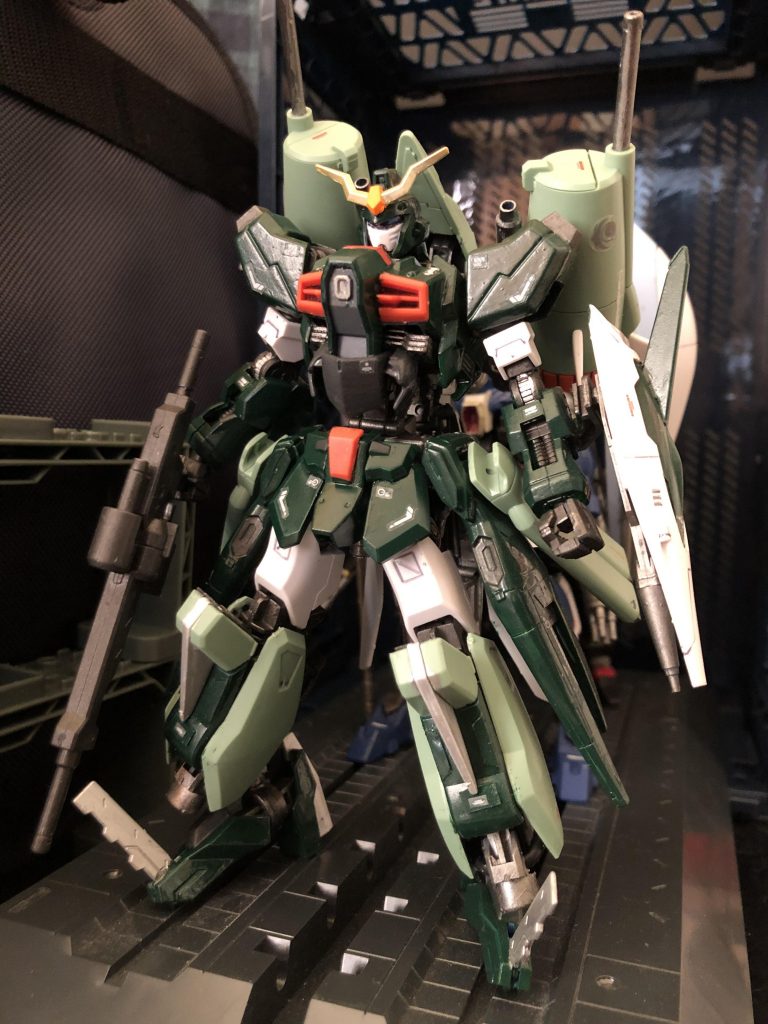 oyz「じゃあ、機体解説だ。カオスは宇宙での高機動戦闘を主眼に置いており、MA形態への可変機構と、多彩な武装を備えた強襲用の機体だ。高い加速力と破壊力を活かした一撃離脱戦法を得意としていて、MA時でもMS時の武装が全て使用可能なのだ。」
スティング「そうそう。そーいうのを言えばいいんだよ。」
oyz「でも連ザでは、加速力低い...。」
スティング「あ?なんか言ったか?」