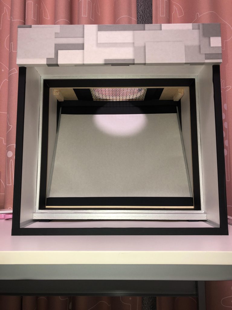 穴に向かって吸い上げていく形です。
利用感としては吸い込みは十分。
ただしファン前のフィルタがフィルタレットというエアコン用のフィルタを使っているせいか、かなり塗料の粉末をしっかりとめてくれる反面、目詰まりがキツイのでフィルタの表面積を増やす事がちょっと課題にはなっています。次回はクレオスのフィルタの直後にキッチン用の目の粗いフィルタをおいて、到達する量を少し減らしてみようかなと。安い掃除機で吸ってもよさそうではあります。
作ってみると反省点はありますが、まあまあヨクできたかなと思います。( ˘ ᗨ ˘ )
追記:その他作成に関してはnoteにまとめて掲載しております。ご興味がありましたらご覧ください。質問等ありましたらこちらのコメントでもかまいませんので、お気楽にどうぞです|'ㅂ')
https://note.mu/momozou/m/m4d9d674eec05