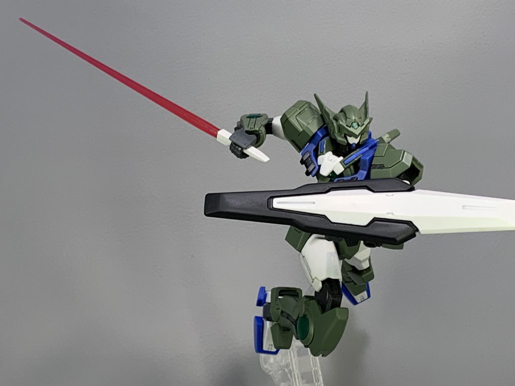 ガンダムアストレアRF5号機
形式番号:GNY-001RF-5/S
通称:アストレアS、アストレアスカウト、アストレアスナイパー など

概要
 センサー機能に優れたアストレアRF。周囲の状況を逃さず認識しすることで、敵の動きを予測し、それを操縦者や操作系にフィードバックする機能を持つ。ただし、情報量が多いため、人によっては情報酔いしてしてしまうこともあるらしい。
 その優れたセンサーによって、射撃戦に適性があり、高い命中率を誇る。銃の種類毎にセンサーを切り替えることで、最適な射撃を可能としている。
 脚部のブーツ部分には簡易的な可変機能が搭載されており、設置面積を広くすることで、安定性を高め、正確な射撃を可能とするスタンドモードと、底部面積を小さくし、重心を高くすることで、運動性を高めるダッシュモードに変形する。

備考
 カラーリングはもともと青と緑だけだったのですが、なんかのっぺりとしてたので、あえて白を追加しました。ほぼ全塗装なので、遊んでいると塗装なハゲて大変です（笑）