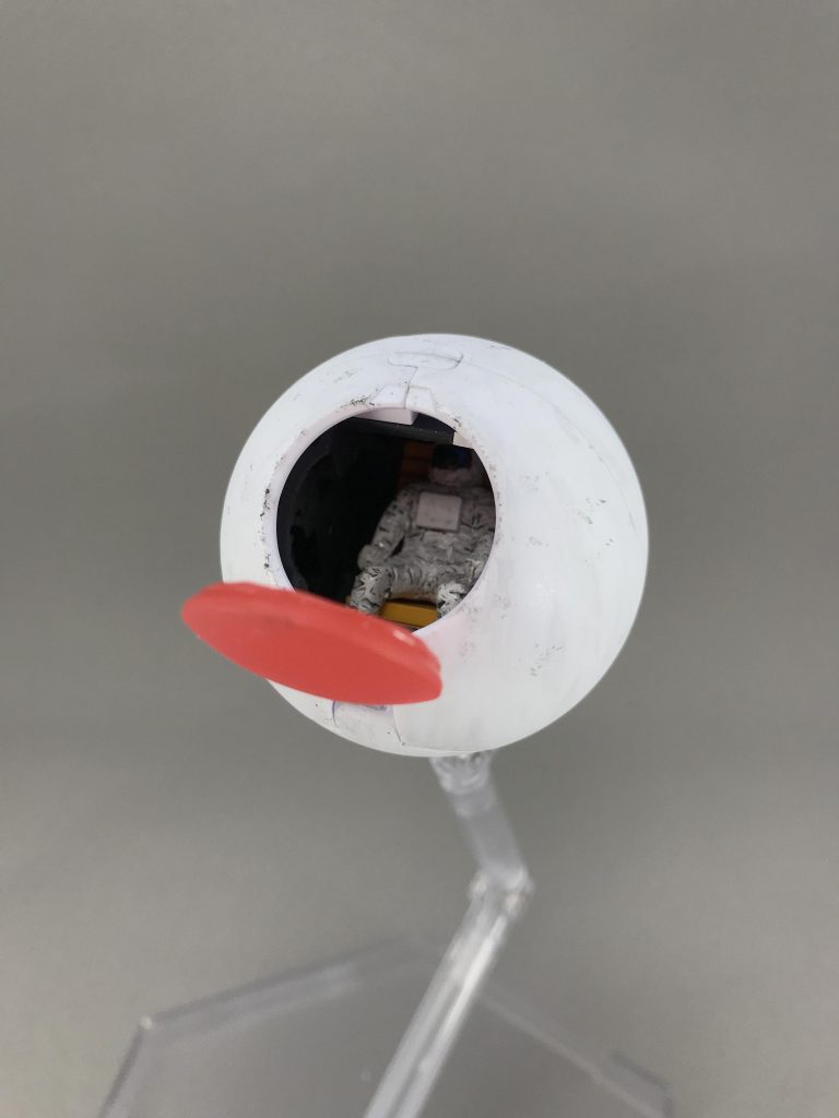 中にはパイロットがいます。戦闘民族ならそもそもこんなロボット乗らないと思うので、一般人と仮定してパイロットスーツです。