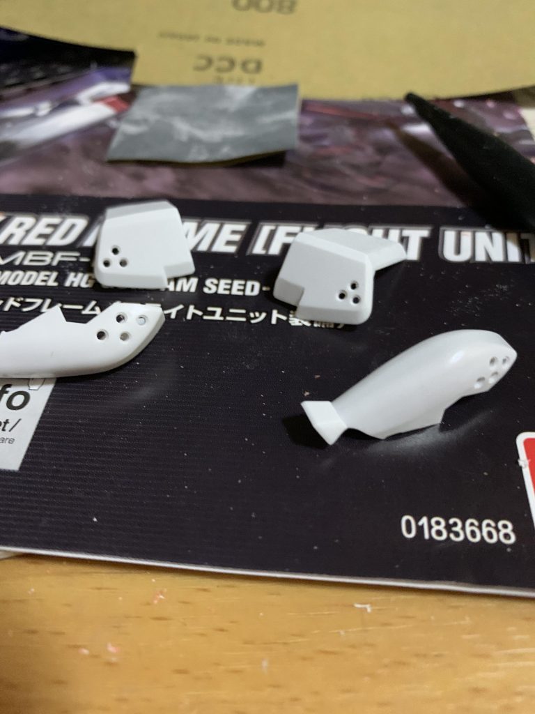 肩、膝、フロントスカートはワンポイントとして開口。結果的にちょっとわかりづらく...笑