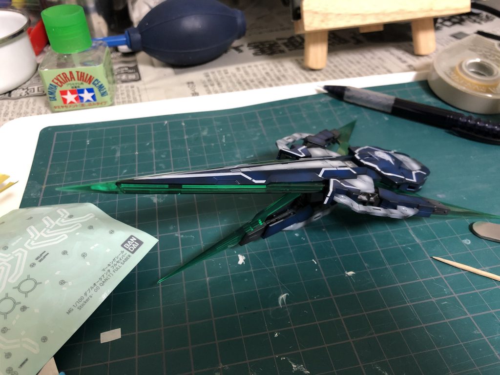 塗装してデカール貼付け
貼付け後今回の塗装色と合わないのでウェザリングマスターのススをデカールに塗って暗めにする