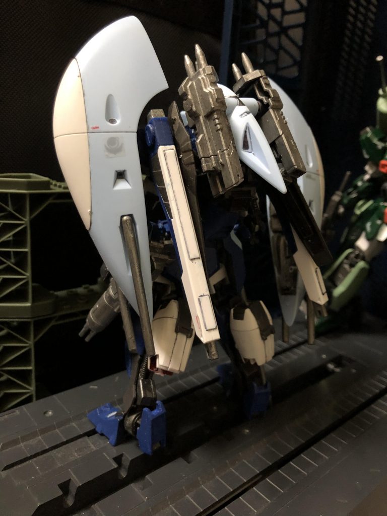 oyz「こちらは背面だ。こちらもヴィタールがベースになっていて、そこにバックパックやバラエーナ改2ビーム砲を設置した。」
アウル「脚にくっ付いてるのは?」
oyz「MA時の水中推進用のウォータージェット推進ユニットだ。HGアビスの脹脛のパーツから切り出して設置した。水中で速そうでしょ?」
アビス「普段ジャマじゃん?」
oyz「(´・ω・`)」
oyz「では、そろそろ出撃としようか。ファントムペインの力、思い知らせてやるとしよう。水中から停泊中のミネルバを強襲する。ターゲットはインパルスだ。いいな?」
アウル「了〜解!待ってましたァ!おーまかせってね!」