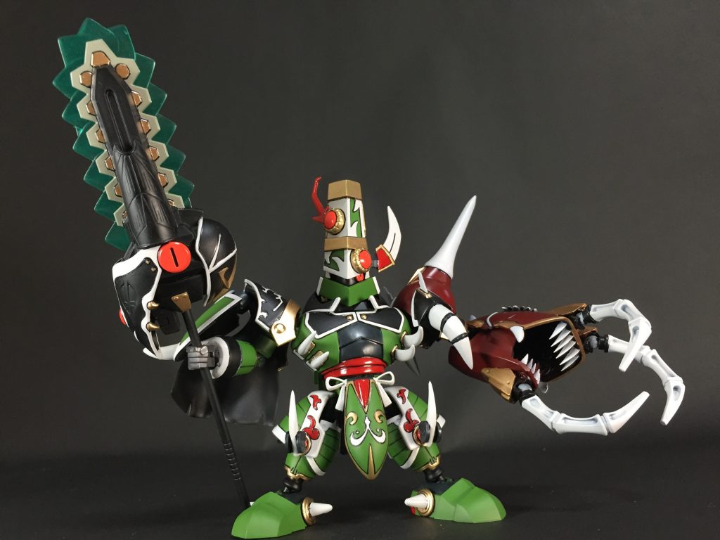 戦闘時には兜を上げ、瞳が露わになる。