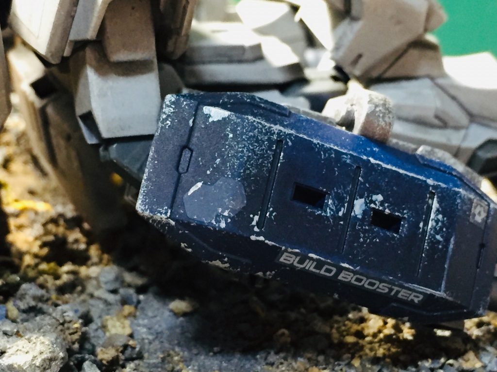 今回塗装剥げを表現するのにシルバーを使用しました。
機体・青部分は分かり易い。
しかし、サフ(グレー)部分だとシルバー表現が分かりづらい…何かいい色ないですかね?Twitterの方でもいいので教えてください