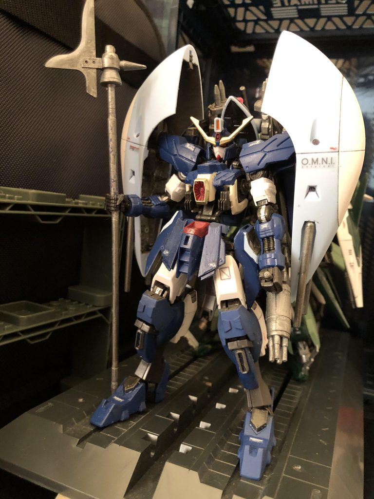 oyz「気を取り直して、HGモデルとの比較をしてみようか。」
アウル「まー、だいぶアビスのHGキットから変わってるね。」
oyz「見てわかるだろうが、ヴィタールをベースにして、HGアビスから各パーツを持ってきている。顔は元々のキットの形状にだいぶ不満があったので、メットの横の部分を張り出して顔を奥にするよう調整している。ぱっと見アビスに見えるといいがね。」
アウル「まあ見えんじゃね?顔とシールドで判るからさあ。」
oyz「んじゃまあ、機体解説。アビスは地球連合軍の水中戦用MSの対抗兵器として開発された、セカンドステージシリーズに属する機体で、潜水艇型のMA(モビルアーマー)への変形機構を持つのだ。」
アビス「へー、そうなの。ま、知ってるけどね。」
oyz「当然、水中においての優位性は高く、MA形態に変形した際は水の抵抗を抑えるフォルムになっており、水中からの強襲が得意だ。特にそれまでの水陸両用機は陸戦能力の低さに難があったが、ガンダムタイプをベースにする事で運動性能の低下は克服されたのだ。」
アビス「ガンダムタイプだから、生産コストかかるけどね。」
oyz「それな。」