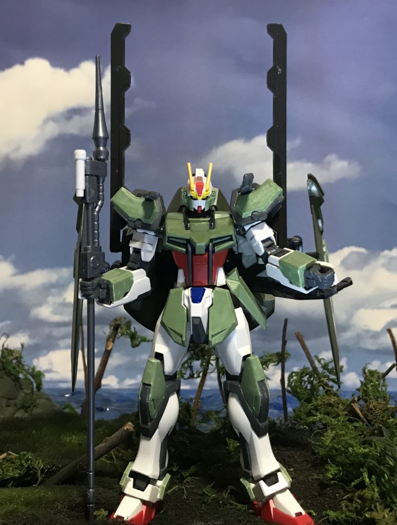 Twitterで好評を頂いた当機の記事が遂に完成しました!
ツイートにいいね・RTをしていただいた方々には大・大・大・大・大感謝!!です。☺️
〜〜〜〜〜〜〜〜
フォビドゥンの特徴的なフォルムをストライクのデザインに反映させる事を目的に製作しています。
頭部は左右に伸びたアンテナの先端をカット&側面の色を変え、個性を出しました。