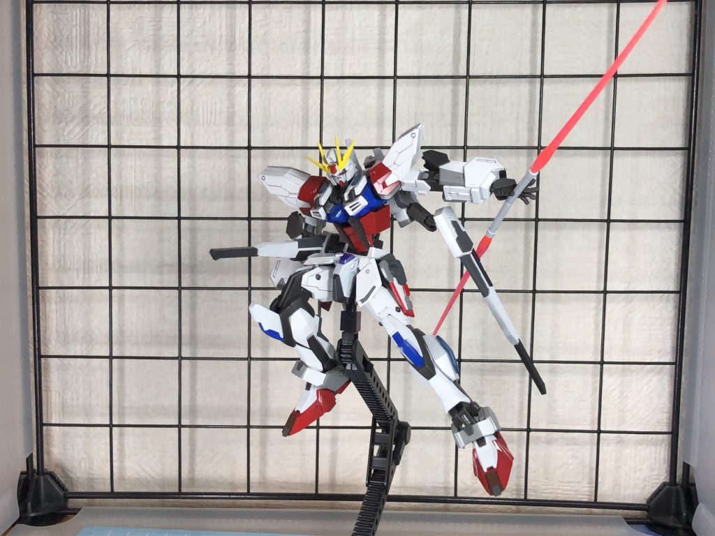 ビームサーベルは各接続をネオジム磁石接続に変更
サイドスカートをリデザインしてプラ板と元々のパーツをミックスしてこちらにもネオジム磁石を内蔵
平手にもネオジム磁石を内蔵し、手の平でもサーベルを保持できるようにしました
また、フリーダム、ジャスティス等々のザフト製ガンダム(主に主役級)のビームサーベルと同じくアンビテクストラスハルバードモードにできるよう柄の底部にもネオジム磁石を内蔵しました