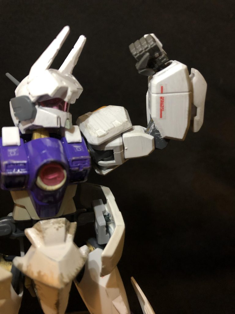 腕の溝が覆われないようにデカールをカットして貼り付けました。こだわりオリジナルポイントです!(電撃のサイトで得た知識)