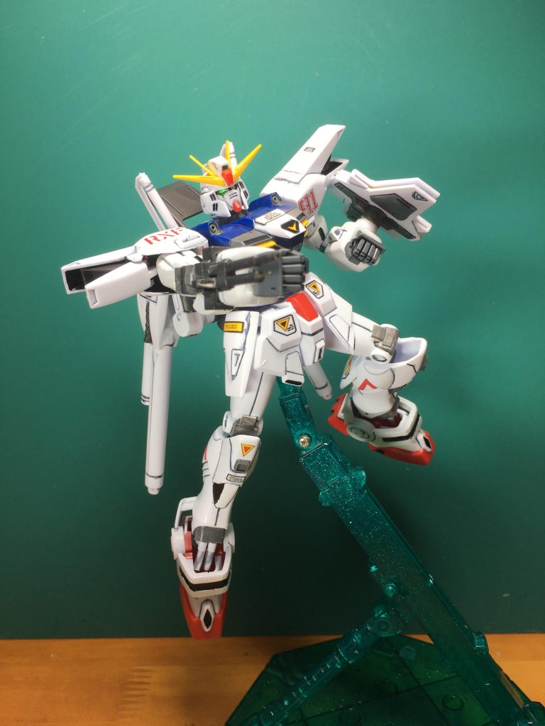 右腕のビーム・スプレーガンは銃口を開口、さらにセンサーロッドを真鍮線で追加しました。