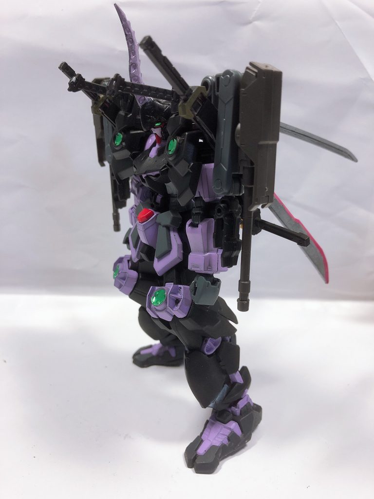 左
カラーリングはまじで迷いました…白と赤だとアストレイ過ぎ、黒と赤と金にすると天ミナになるので、黒に合うカラーで何かないかと考えたらドムが出てきたので 紫と黒と赤にしました。最初は大丈夫か心配でしたが以外に似合ってくれたのでよかったです