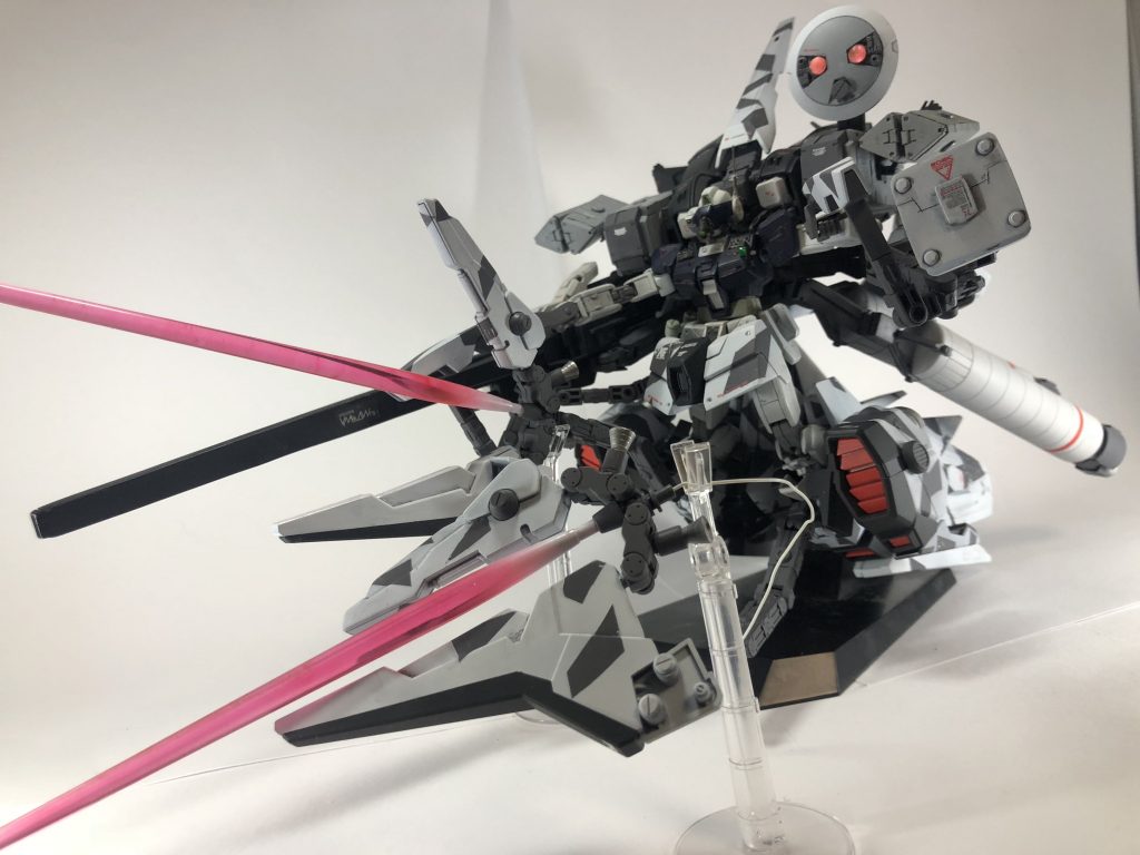 つまりインコム見たいな感じなのかと尋ねると整備士はコクリと頷いた。
「ほう、それは凄いな。しかしオレに扱えるのかどうかだな。」
アナハイムの整備士はこう答えた。
「狙撃屋さんなら大丈夫ですよ、きっと!
それにターゲットロックしたらオートで追尾します。ああ、忘れてました。大型ビームサーベルも展開可能ですので。」
そう言いながらコクピットを去って行った。
忙しいのだろう。