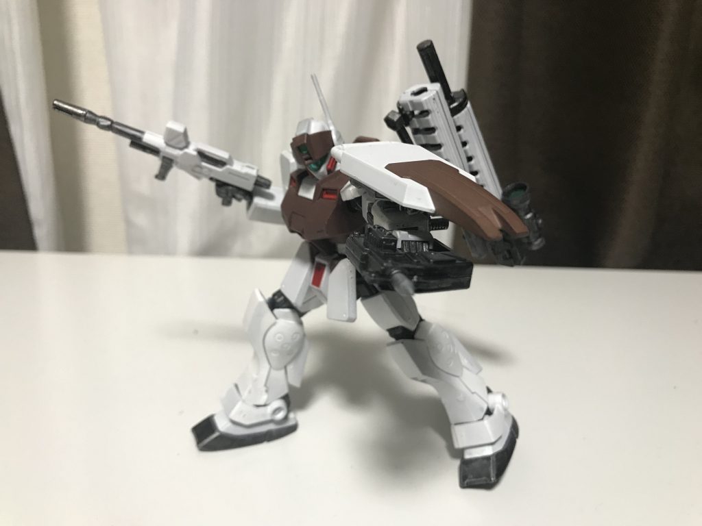 重装備時の自衛武器として使い捨てのパイルバンカー・ガンを装備。