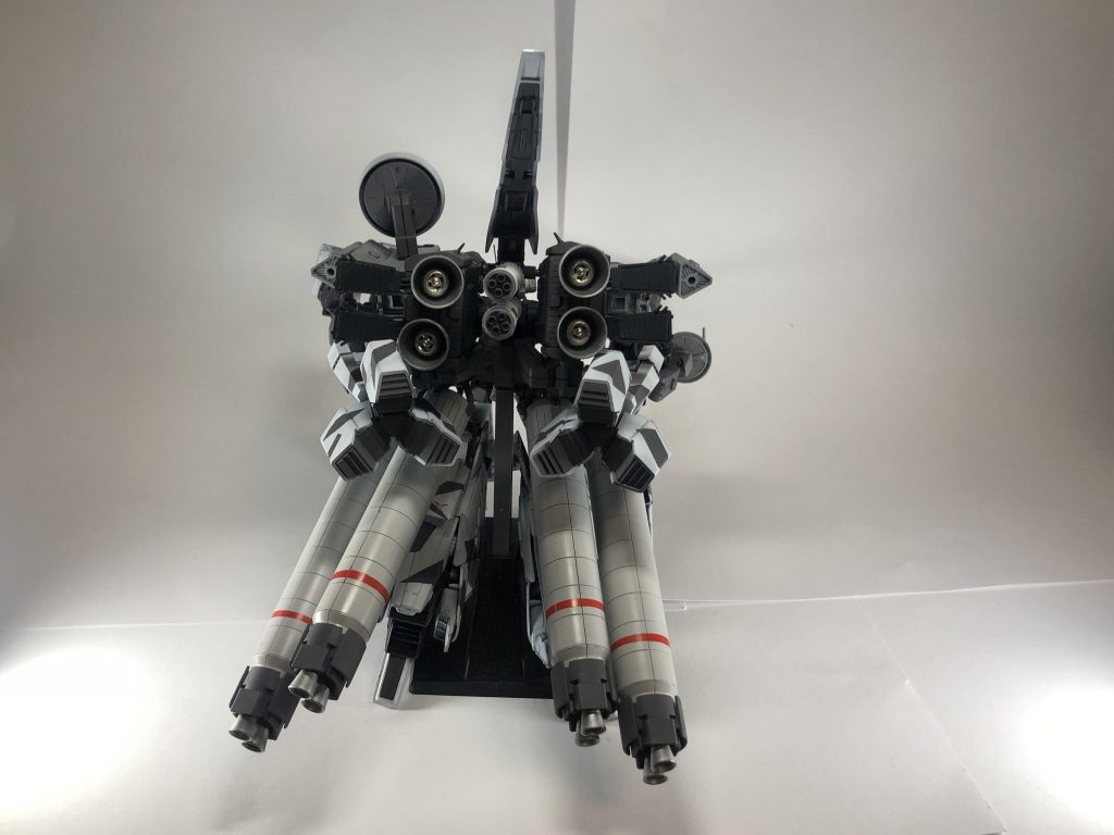 「ジムスナイパーのランドセルのハードポイン
トに、旧型だが大出力のバックパックを装備と及び大容量のプロペラントタンクを装着だな。」
ジムスナイパーのランドセルのハードポイントにバックパックを艦内の設備のクレーンで懸架されて装着していく。聞けば0087年代の代物だと。
そんな古い物で大丈夫かと思ったが、近代化改修はしているとは言え、元々ジムスナイパーも20年落ちの機体なので、さほど気にはしなかった。