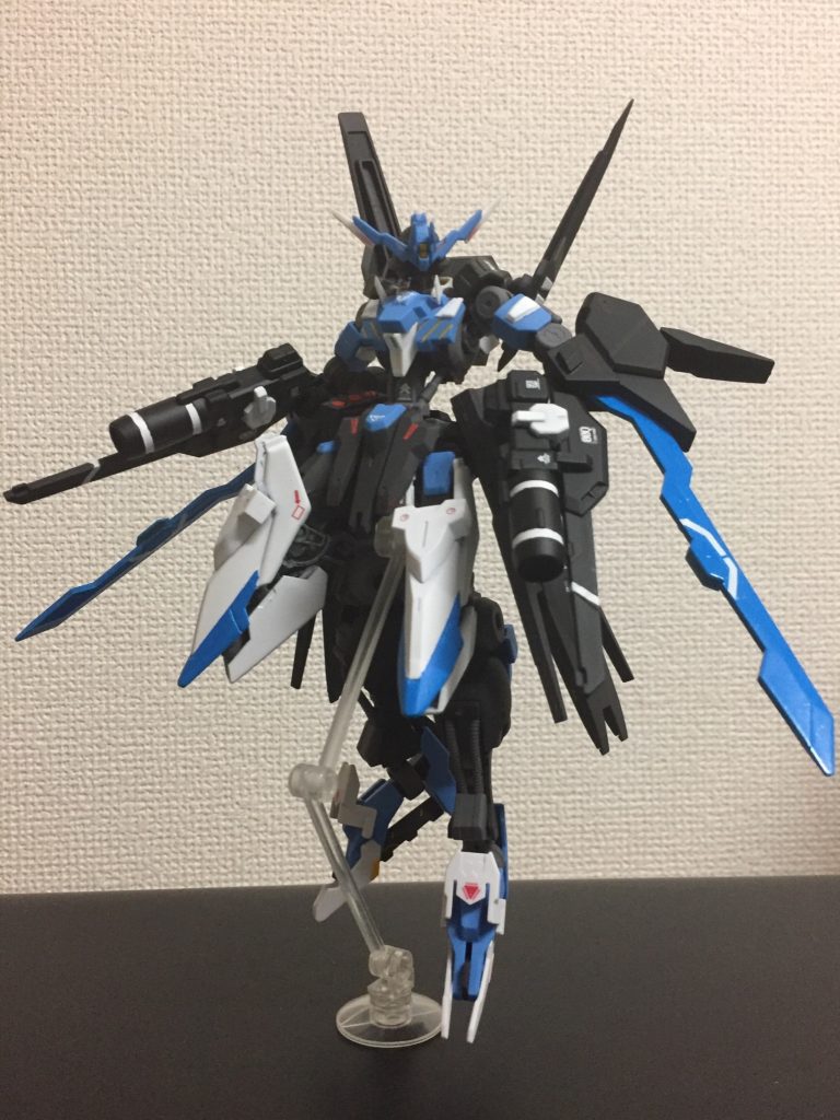 武器腕を展開することによりリミッターを解除、大量の推進剤を消費する代わりに超速移動が可能になります。