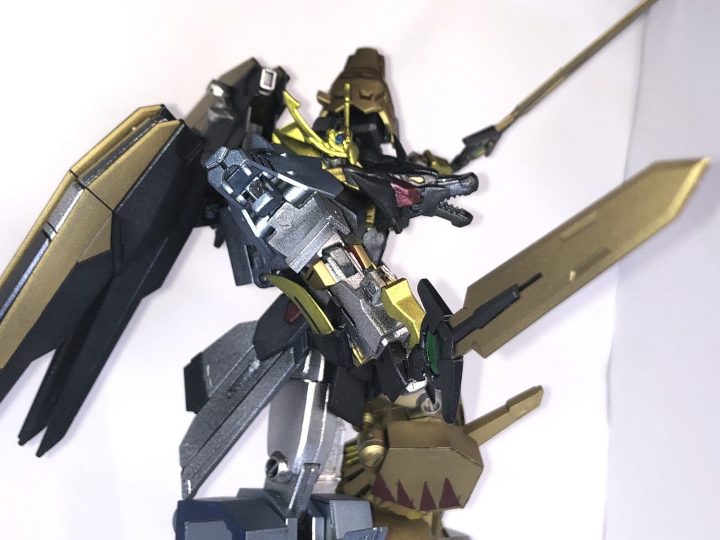 ここから武装紹介。
まずは両翼にマウントしている双剣『ガオウソード』です。翼を広げた時に羽の一つになるようにカラーリングは統一してます。マウントは磁石と真鍮線で固定します。