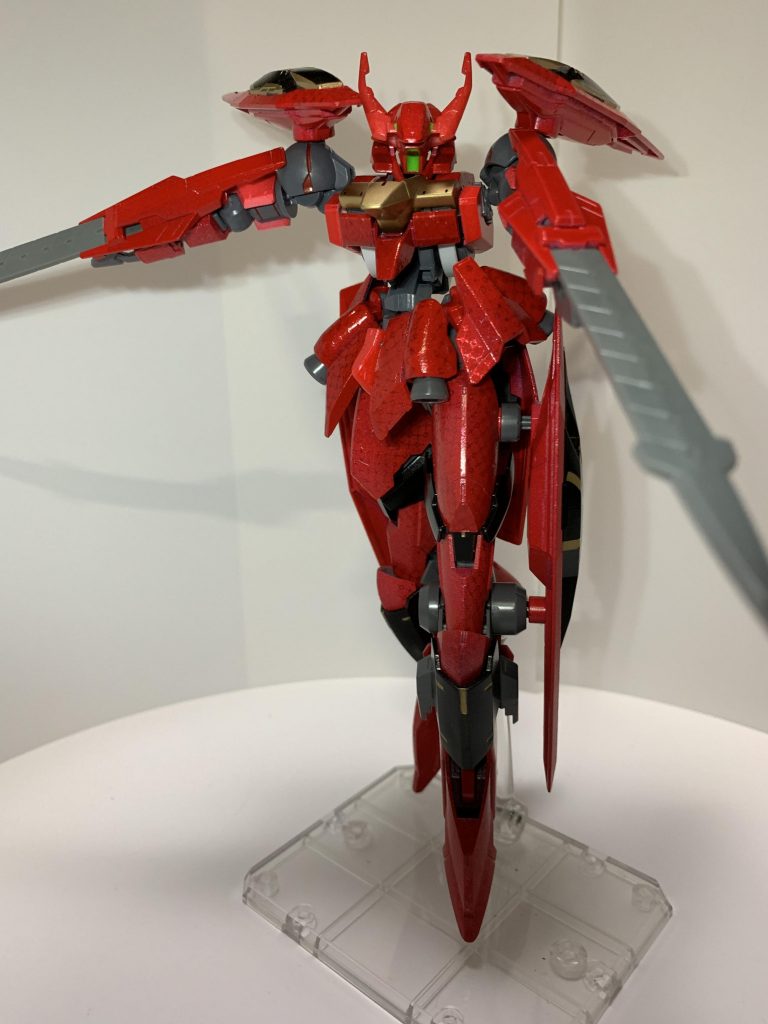 背面のエイハブ・リアクターはジュリアの設定上から黄色を採用しイエローの上にクリヤイエローでキャンディ塗装しました!
その際に金のグリッターをまぶし塗装をし
リアクターからエイハブ粒子が見えるようにしてみました!