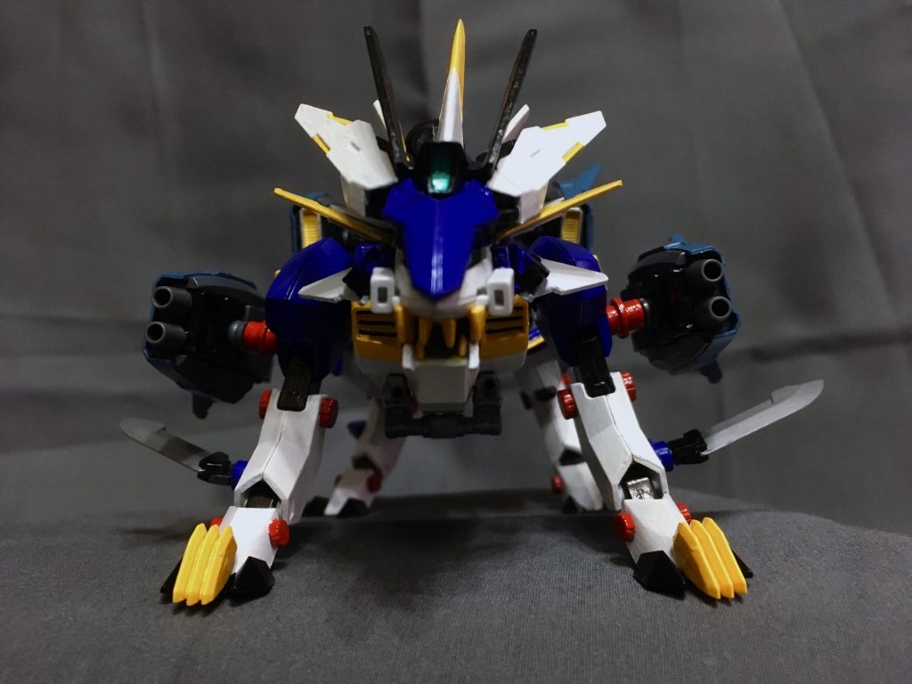 正面から。腹部には2連カノンを装備。