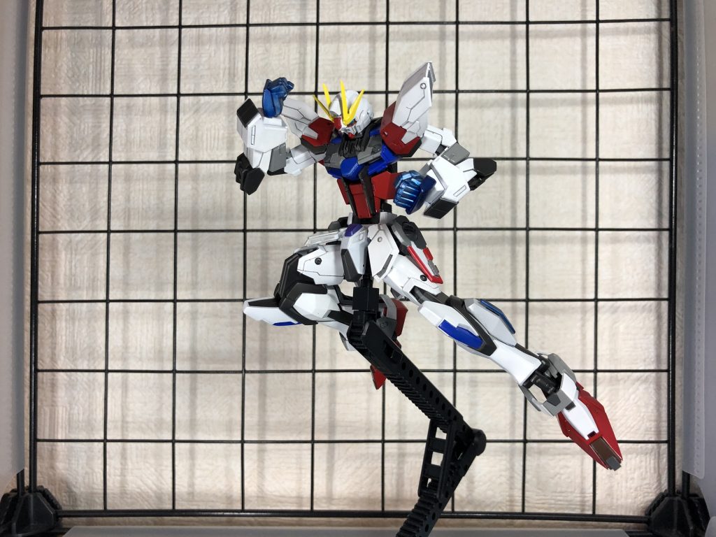 全身の可動を活かしたポーズを…
胸部腹部にご注目

この折れ曲がり、RGには出来ませんよ！！