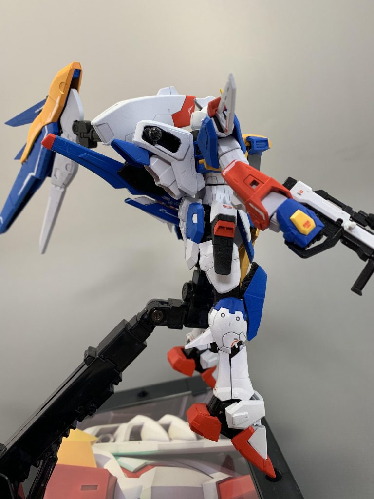 アサルトバスターパーツの取り付けは内部パーツを切り取ってアサルトバスターの取り付けパーツを強引に埋め込んでいます