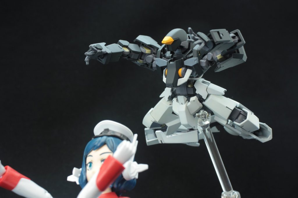 ## ルパンジャンプ

本体の可動域は良好なので、この様なコミカルな動きも余裕でこなします。
※この後、ローエングリンの直撃を受け消し飛びます。