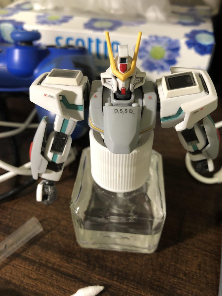 肩上部はUVレジンでクリアパーツぽく、
胸のDSSDはデカールの余りの所を使いました。