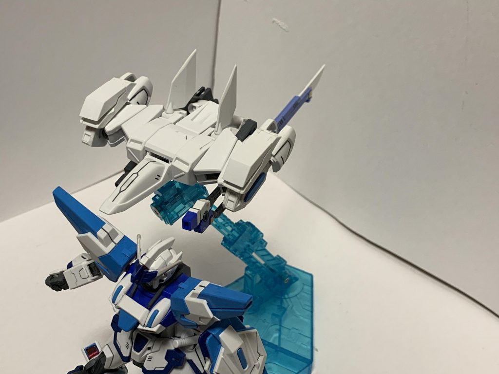 【ヘヴンズストライカー ウイングモード】
※以下ヘヴンズストライカーW
ヘヴンズストライカーW 飛行形態。
ユニットを換装することにより、重力下空中戦を目的としたスカイモードから無重力下の高速戦闘を目的としたウイングモードになる。
パイロット搭乗可能でサポート機としても運用が可能となっている。
ウェポンマウントが左右にあり、ヘヴンズブルーの基本装備であるビームライフルとシュベルトゲベールがマウントされている。