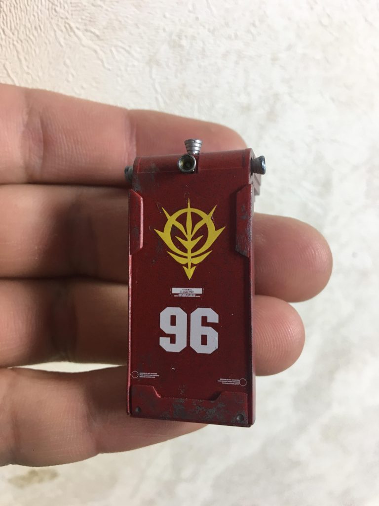 個人的に1番のお気に入り箇所で初のプラ板でディティールを追加した箇所。
MG版の作例記事などを参考にHG版にバランスを見て大体のサイズを合わせてプラ板を切り出してのディティール追加作業。
ここも作業は大変でしたがディティール追加したおかげで素パーツのシールドから見た目がかなりカッコ良くなったのでよかったです！✨