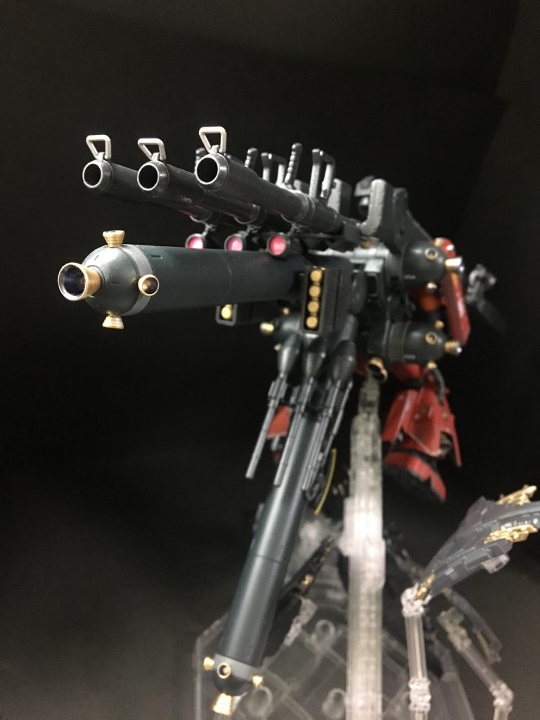 バックショット。
ザクバズーカ、ジャイアントバズ、ビームバズーカのスコープの色も筆塗りで塗り分けしました！
