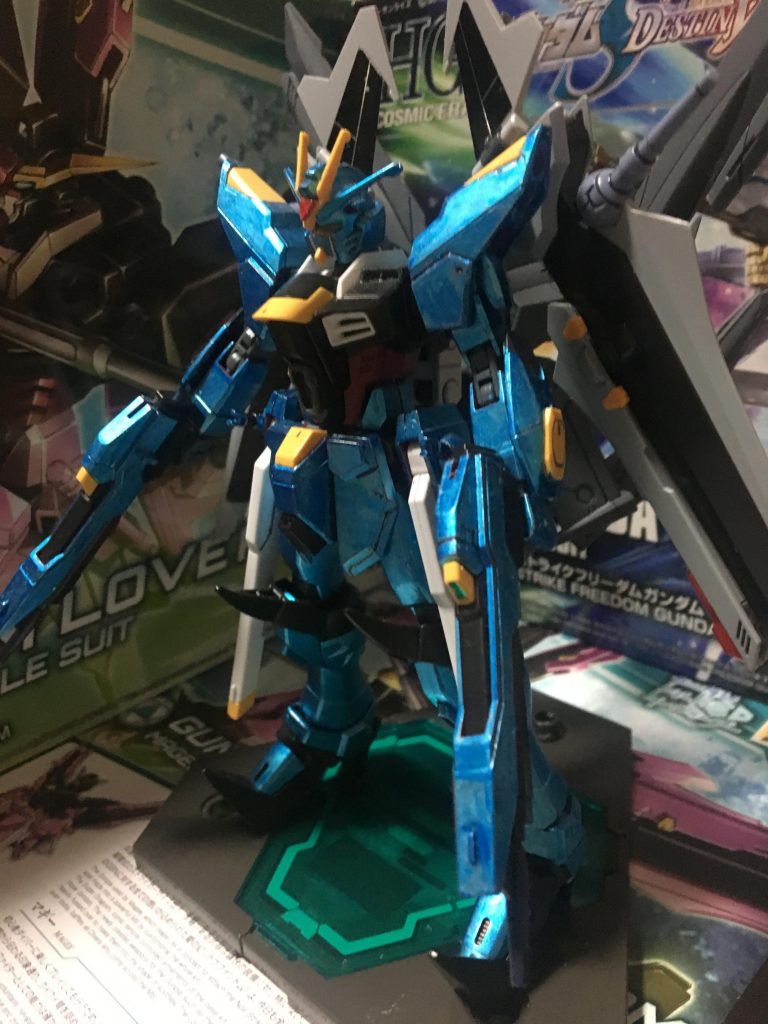 初投稿です。
初投稿はガンダムラヴファントムの余剰パーツを利用してできたストライクフリーダムです。
頭部、肩は余剰パーツであるベースとなるストライクフリーダムに戻し、足りない部分であるストライクフリーダムについてはストライクフリーダムから流用しました。
塗装については、ラヴファントムの部分はもちろん、余剰パーツも山吹色に合いそうなガンダムペンのメタリックブルーで塗装する形を取りました。
ただメタリックブルーをそのまま塗装すると触るとはけてしまうので、液状のりで、剥がれないように乾いた後に塗りました。